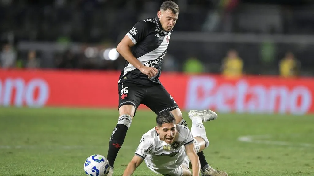 Hugo Moura jogador do Vasco disputa lance com Savarino jogador do Botafogo durante partida no estadio Sao Januario pelo campeonato Copa Do Brasil 2025. Foto: Thiago Ribeiro/AGIF