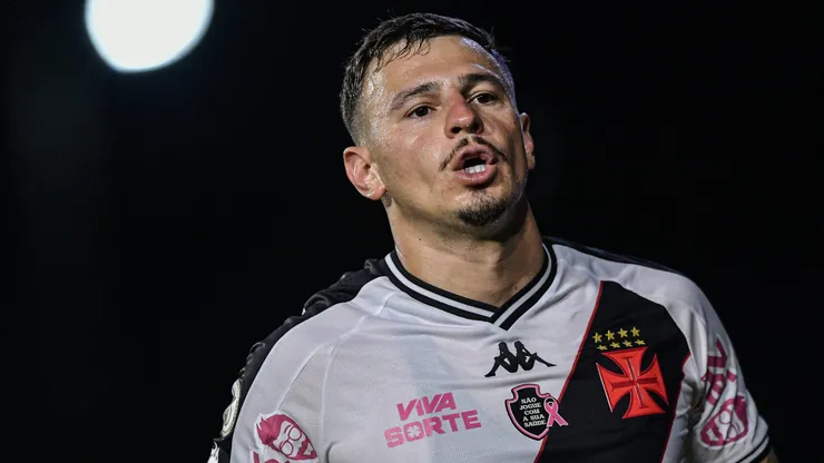 Hugo Moura jogador do Vasco comemora seu gol durante partida contra o Cuiaba no estadio Sao Januario pelo campeonato Brasileiro A 2024. Foto: Thiago Ribeiro/AGIF