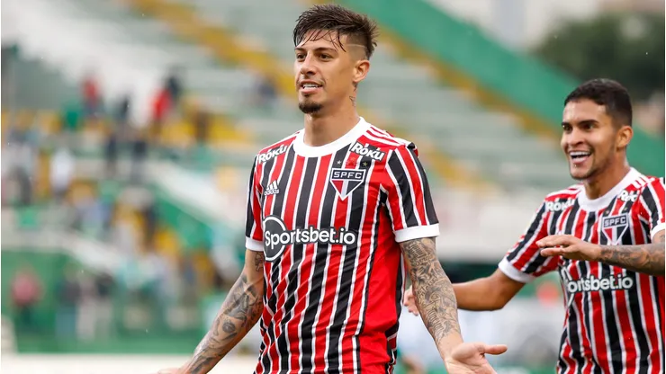 Rigoni jogador do Sao Paulo comemora seu gol durante partida contra o Chapecoense no estadio Arena Conda pelo campeonato Brasileiro A 2021. Foto: Dinho Zanotto/AGIF