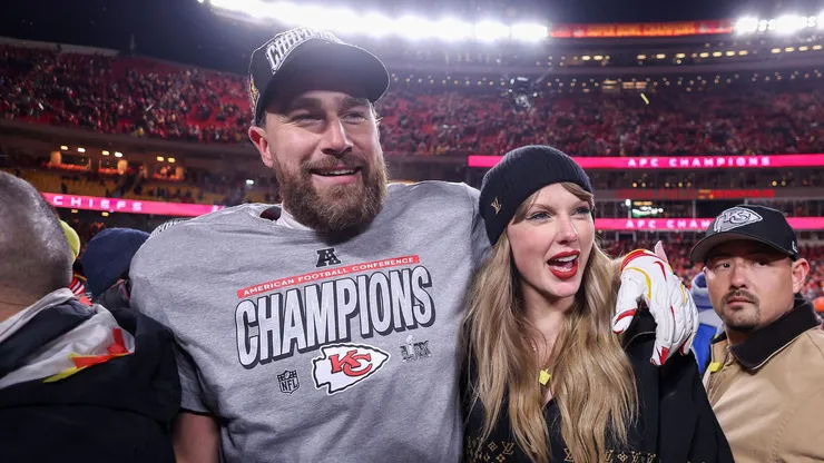Travis Kelce e Taylor Swift juntos após jogo do Kansas City Chiefs. Foto: Jamie Squire/Getty Images