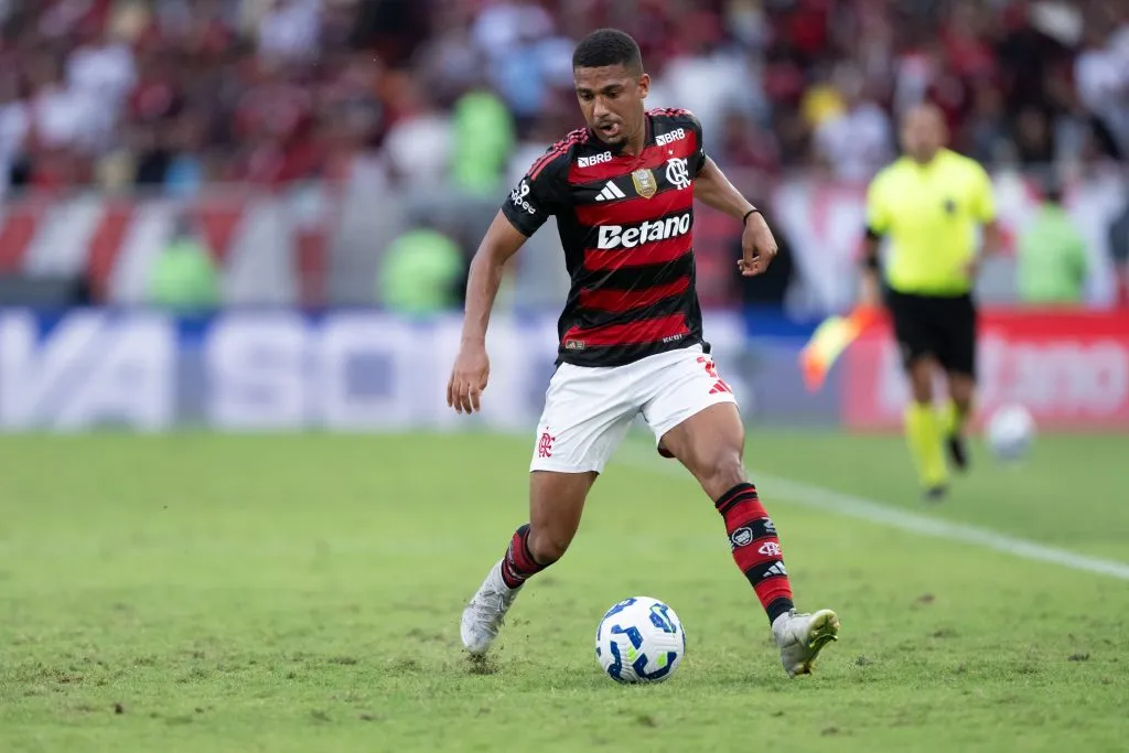 Samuel Lino em ação pelo Flamengo. Foto: Jorge Rodrigues/AGIF