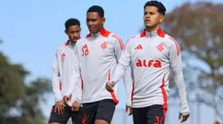 Pedro Kauã, Raykkonen e Yago Noal durante um treinamento do Internacional.