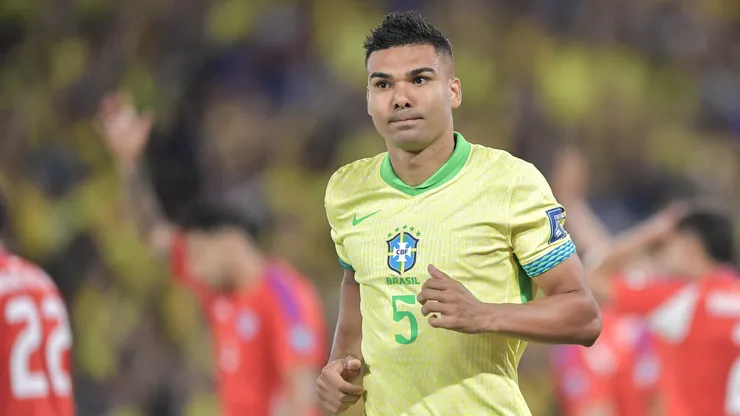 Casemiro protagonizou lance polêmico no jogo contra o Chile. Foto: Thiago Ribeiro/AGIF