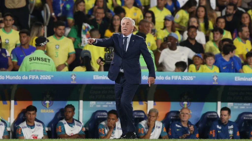 Ancelotti durante a partida contra o Chile – Foto: Marlon Costa/AGIF