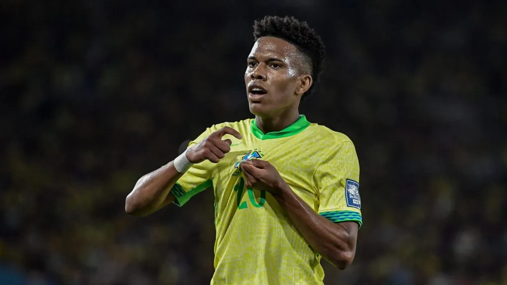 Estêvão comemora seu primeiro gol pela Seleção Brasileira – Foto: Thiago Ribeiro/AGIF