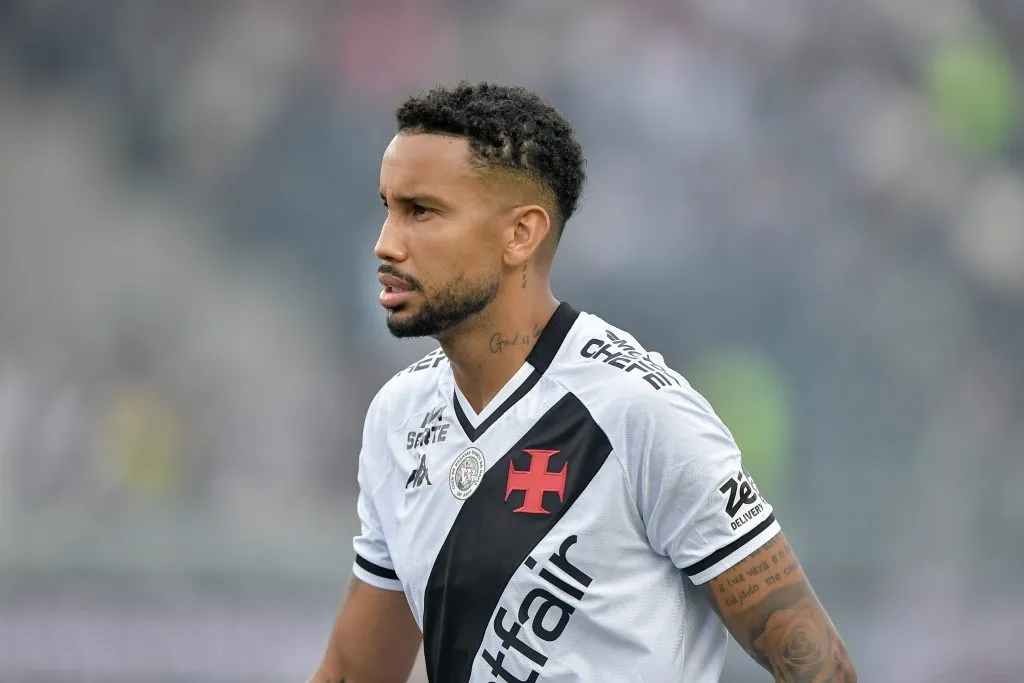 Jair jogador do Vasco durante partida contra o Corinthians no estadio Sao Januario pelo campeonato Brasileiro A 2025. Foto: Thiago Ribeiro/AGIF