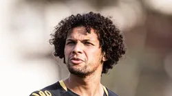 William Arão treinando normalmente com o resto do grupo.