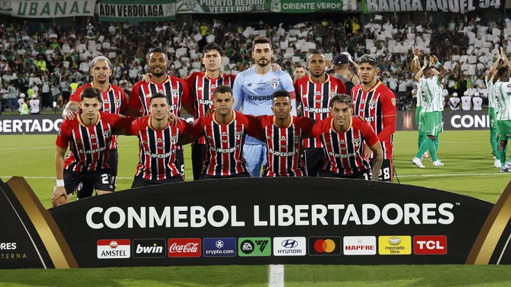 Elenco do SPFC durante partida contra o Atlético Nacional