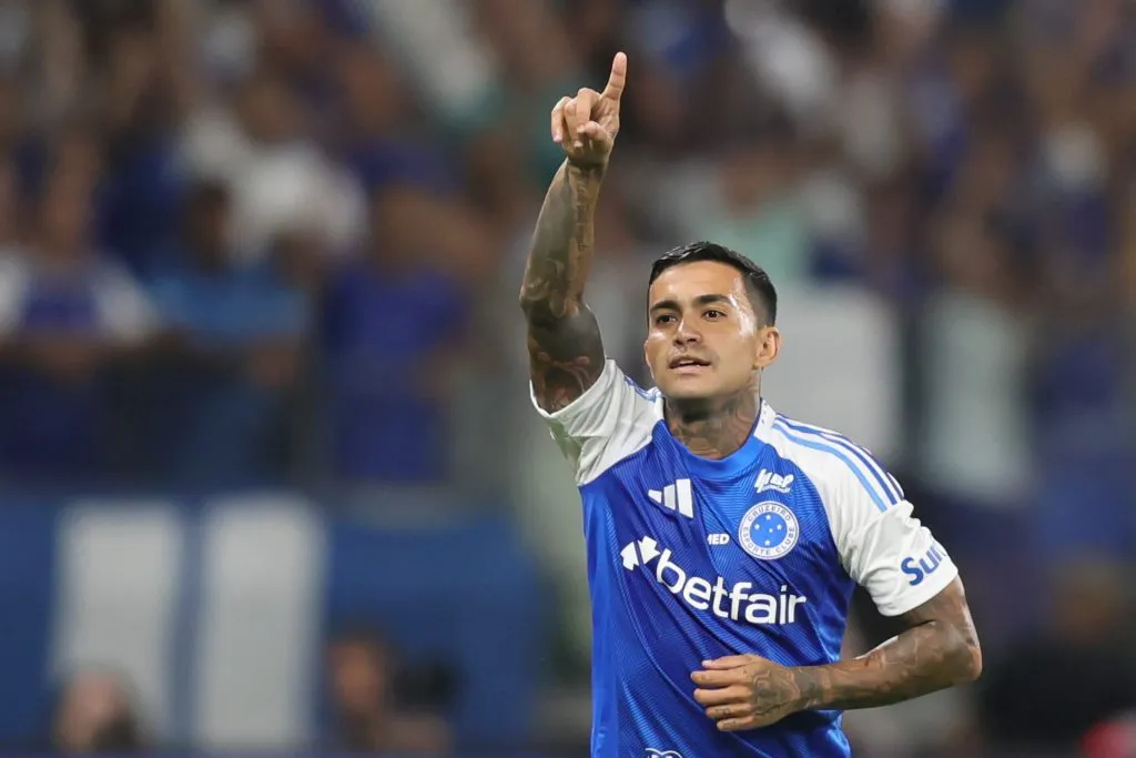 Dudu jogador do Cruzeiro comemora seu gol durante partida contra o Mirassol no estadio Mineirao pelo campeonato Brasileiro A 2025. Foto: Gilson Lobo/AGIF