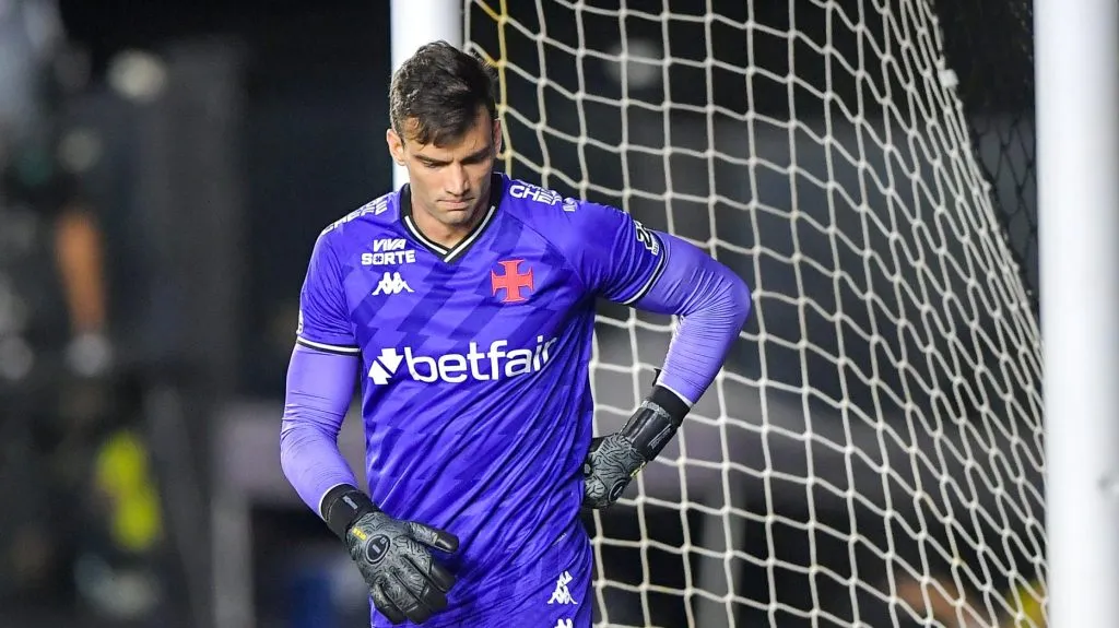 Léo Jardim analiasa trabalho de Pedrinho – Foto: Thiago Ribeiro/AGIF