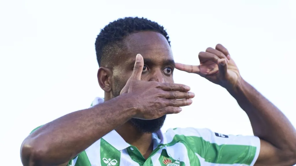 Foto Rafa Babot/Getty Images – Bakambu comemorando gol pelo Betis.