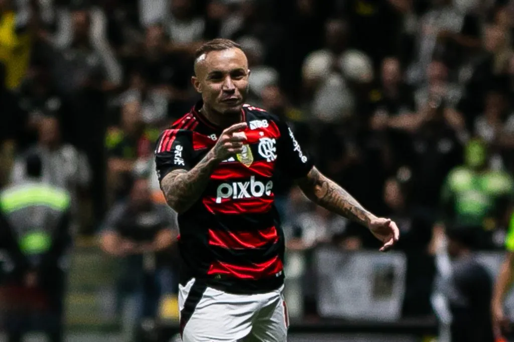 Foto: Fernando Moreno/AGIF – Cebolinha e Michael devem permanecer Mengão pelo menos até dezembro.