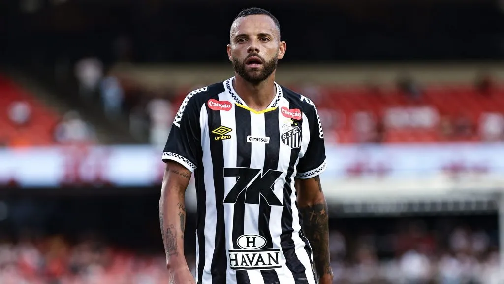 Guilherme jogador do Santos durante partida contra o Sao Paulo no estadio Morumbi pelo campeonato Brasileiro A 2025.  Foto: Fabio Giannelli/AGIF