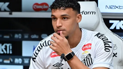 Victor Hugo em entrevista coletiva na Vila Belmiro