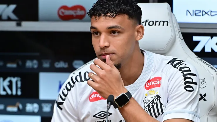 Victor Hugo em entrevista coletiva na Vila Belmiro