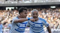 Matheus Pereira ao lado de Kaio Jorge comemorando gol.