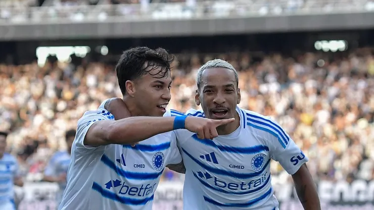 Matheus Pereira ao lado de Kaio Jorge comemorando gol.