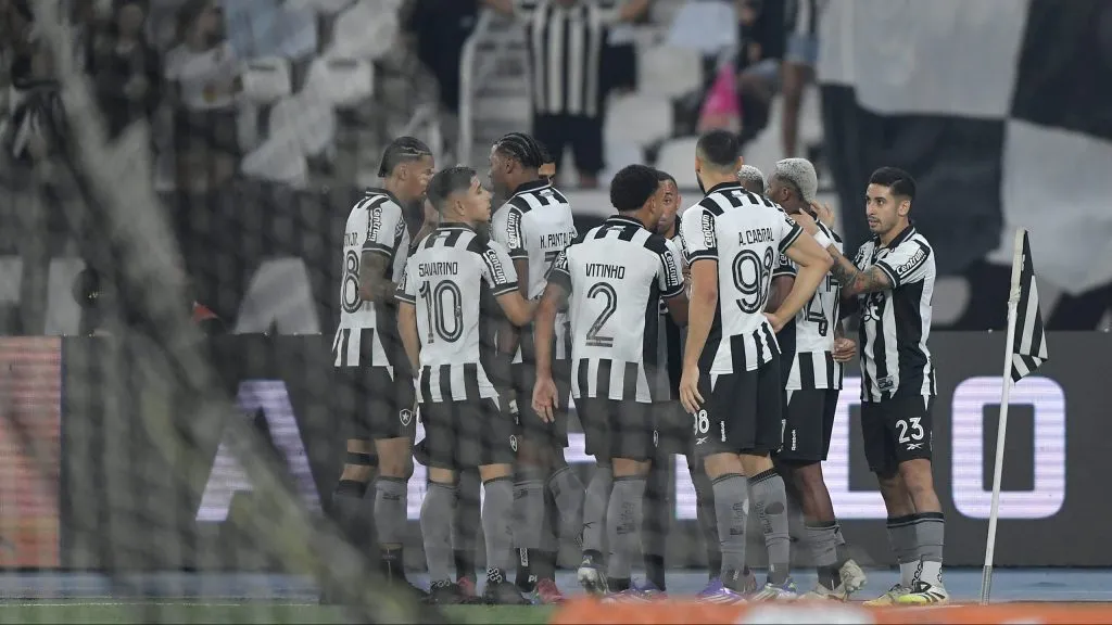 Danilo jogador do Botafogo comemora seu gol com jogadores do seu time durante partida contra o Bragantino no estadio Engenhao pelo campeonato Brasileiro A 2025. Foto: Thiago Ribeiro/AGIF