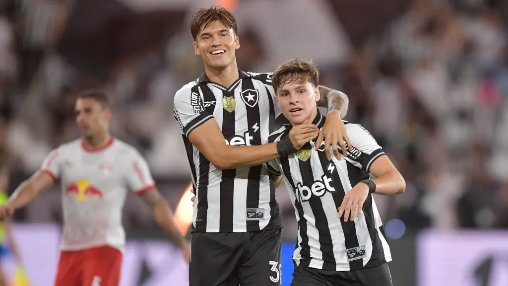 Montoro jogador do Botafogo comemora seu gol com Joaquin Correa jogador da sua equipe durante partida contra o Bragantino no estadio Engenhao pelo campeonato Brasileiro A 2025. Foto: Thiago Ribeiro/AGIF