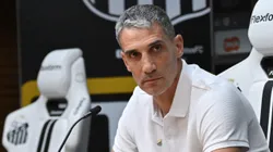 Treinador do Santos durante coletiva. Foto: Jota Erre/AGIF