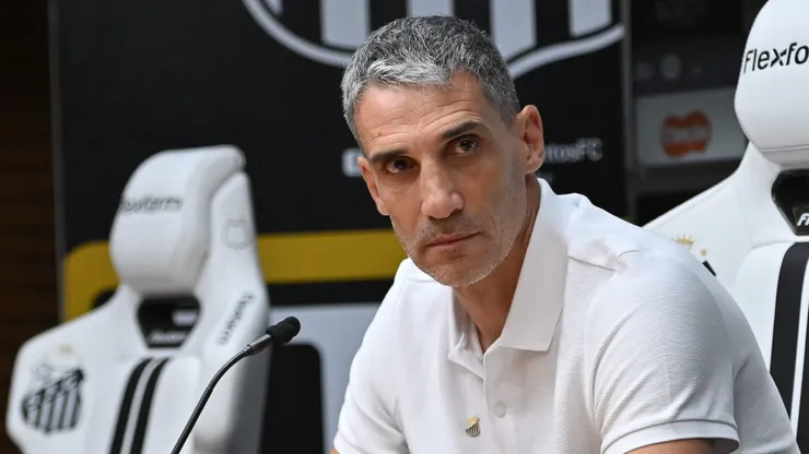 Treinador do Santos durante coletiva. Foto: Jota Erre/AGIF