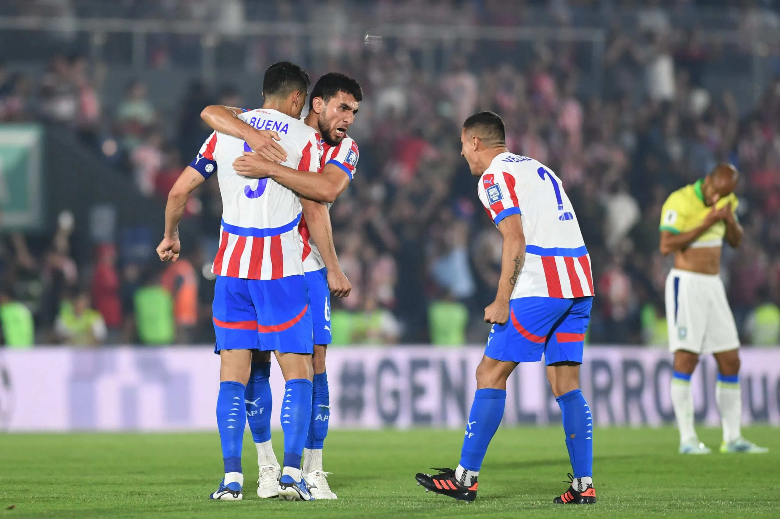 Junior Alonso comemora vaga do Paraguai na Copa com Balbuena – Foto: Christian Alvarenga/Getty Images)