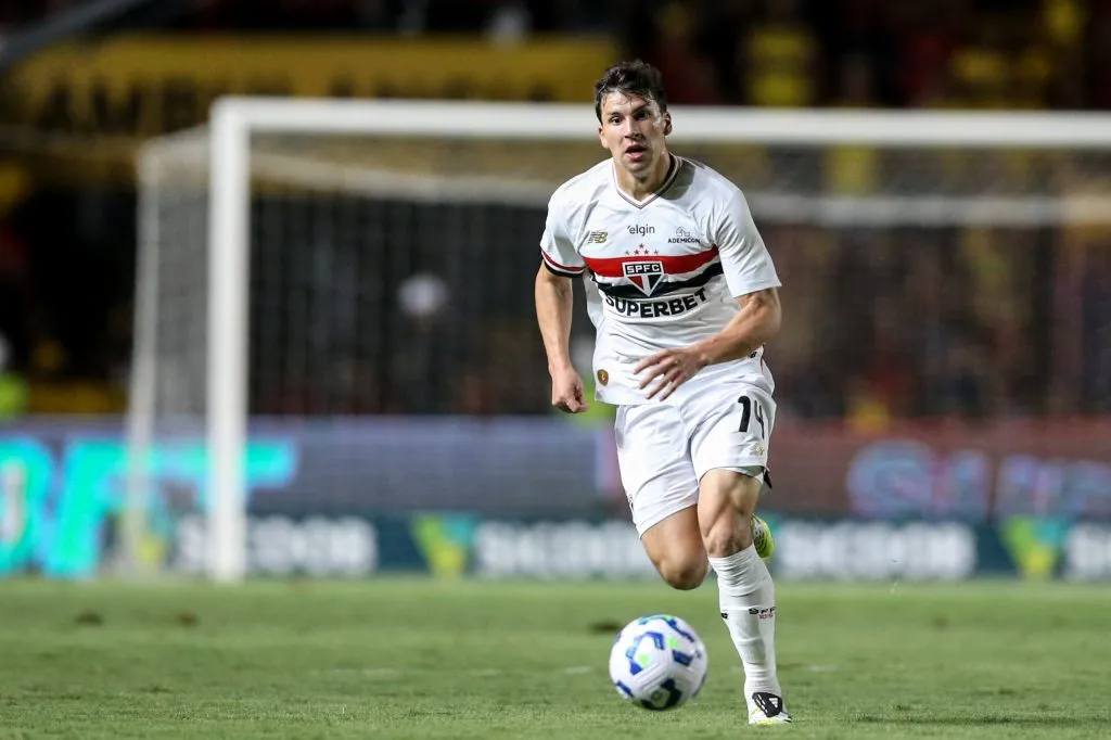 Tapia em ação pelo São Paulo. Foto: Marlon Costa/AGIF