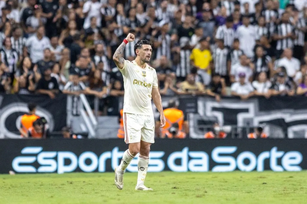 Uruguaio comemora gol diante do Ceará. Foto: Lucas Emanuel/AGIF