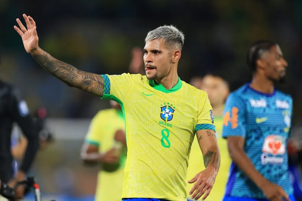 RIO DE JANEIRO, BRAZIL – SEPTEMBER 04: Bruno Guimarães of Brazil acknowledges the fans after the South American FIFA World Cup 2026 Qualifier match between Brazil and Chile at Maracana Stadium on September 04, 2025 in Rio de Janeiro, Brazil. (Photo by Buda Mendes/Getty Images)