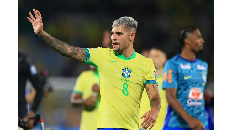 RIO DE JANEIRO, BRAZIL - SEPTEMBER 04: Bruno Guimarães of Brazil acknowledges the fans after the South American FIFA World Cup 2026 Qualifier match between Brazil and Chile at Maracana Stadium on September 04, 2025 in Rio de Janeiro, Brazil. (Photo by Buda Mendes/Getty Images)