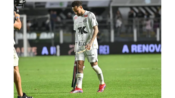 SP - SANTOS - 31/08/2025 - BRASILEIRO A 2025, SANTOS X FLUMINENSE - Neymar jogador do Santos lamenta durante partida contra o Fluminense no estadio Vila Belmiro pelo campeonato Brasileiro A 2025. Foto: Jota Erre/AGIF