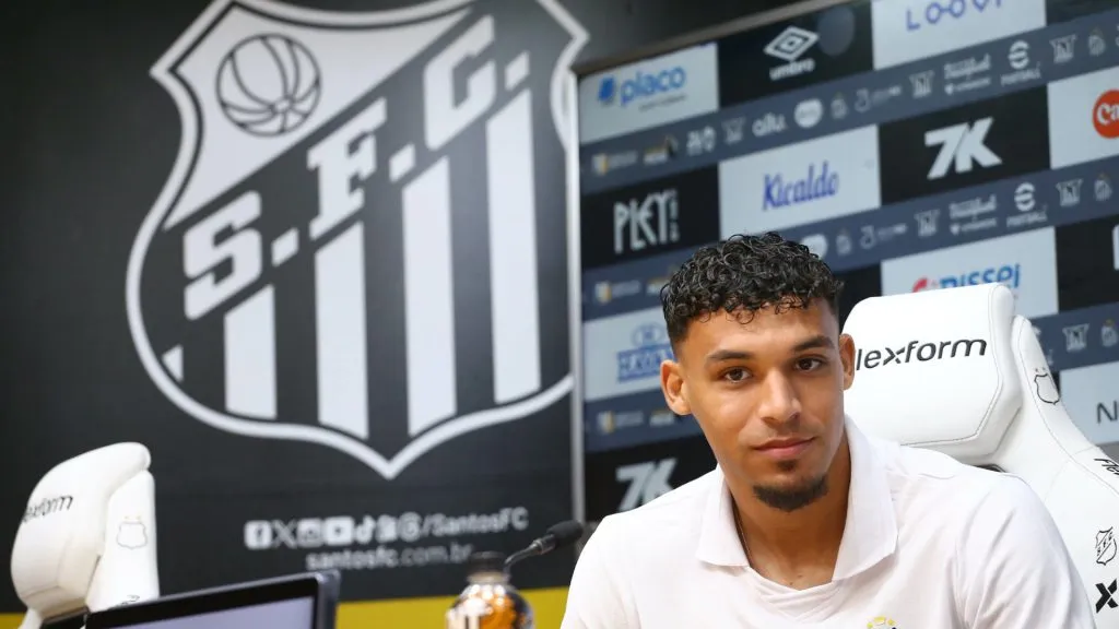 Apresentado pelo Santos, Victor Hugo participou de coletiva de imprensa no Peixe – Foto: Mauricio De Souza/AGIF