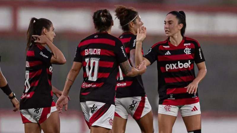 Elenco feminino do Flamengo em campo