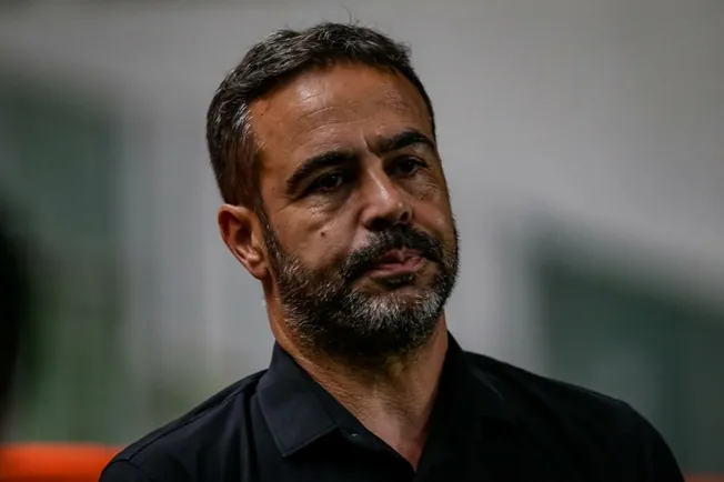Arthur Jorge, ex-tecnico do Botafogo, durante partida contra o Atletico-MG no estadio Independencia pelo campeonato Brasileiro A 2024. Foto: Fernando Moreno/AGIF