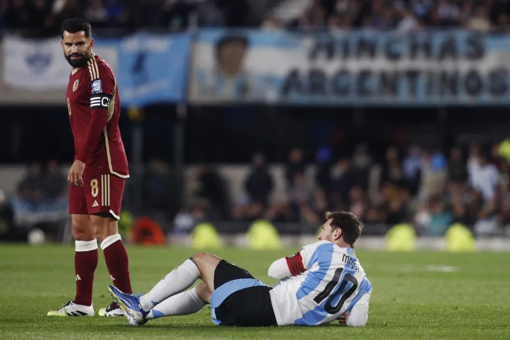 Momento em que Messi e Rincón se estranharam no gramado. Foto: Marcos Brindicci/Getty Images