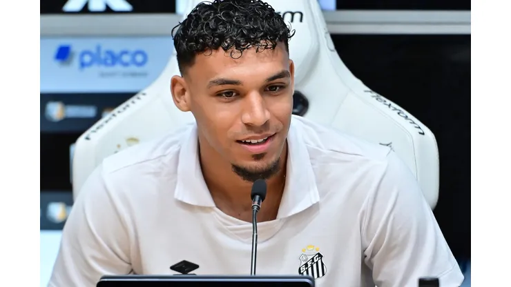 Victor Hugo detalha papo com Vojvoda e se diz pronto para jogar em qualquer função no meio. Foto: Jota Erre/AGIF