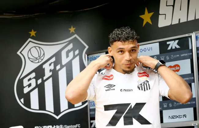 Victor Hugo durante sua apresentacao oficial como jogador do Santos FC em coletiva de imprensa realizada no Vila Belmiro. Foto: Mauricio De Souza/AGIF