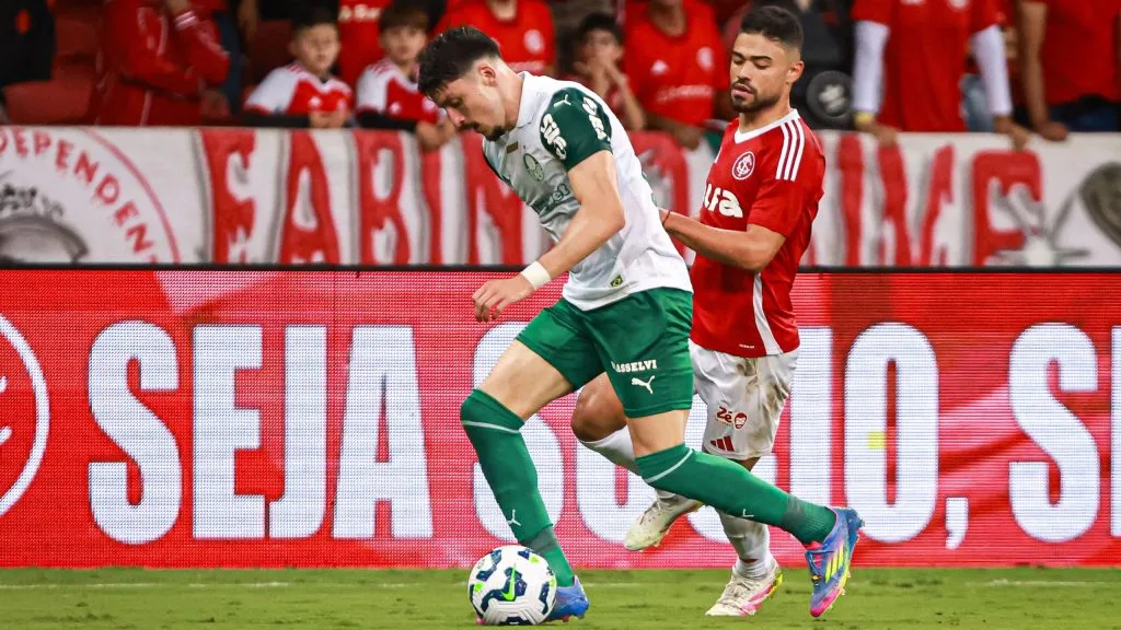 Bruno Tabata jogador do Internacional disputa lance com Joaquin Piquerez jogador do Palmeiras durante partida no estadio Beira-Rio pelo campeonato Brasileiro A 2025. Foto: Maxi Franzoi/AGIF