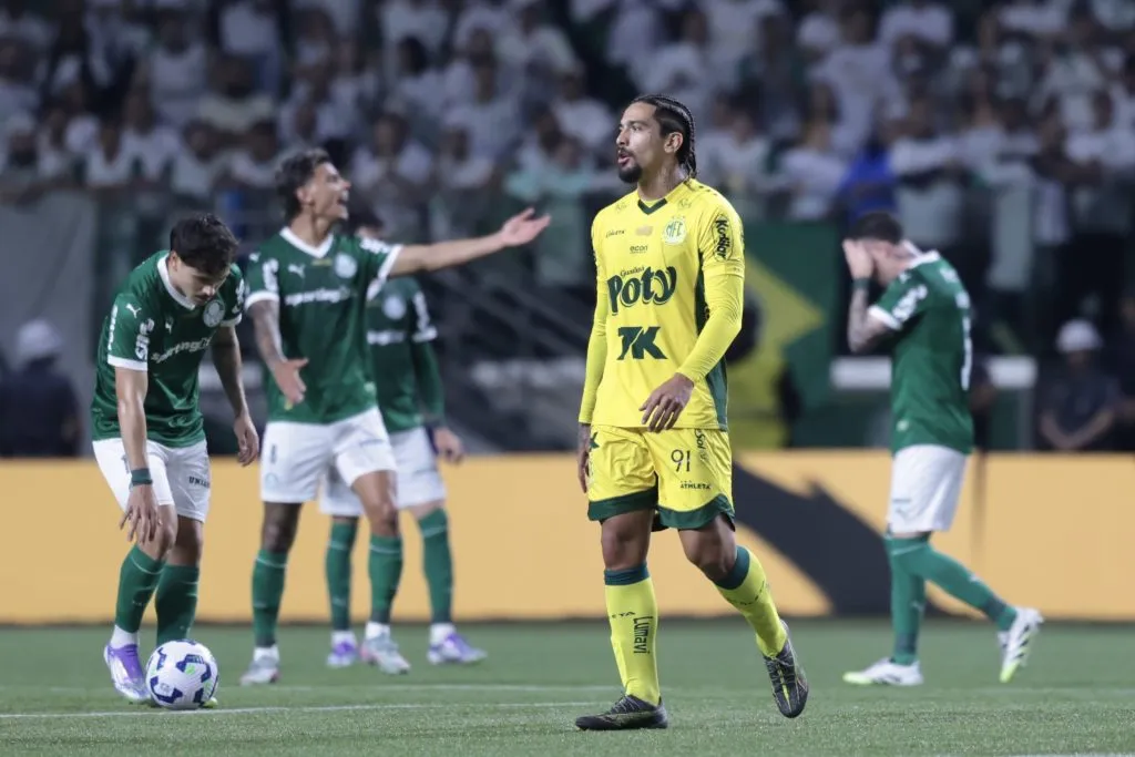 Chico da Costa jogador do Mirassol comemora seu gol durante partida contra o Palmeiras no estadio Arena Allianz Parque pelo campeonato Brasileiro A 2025. Foto: Marcello Zambrana/AGIF