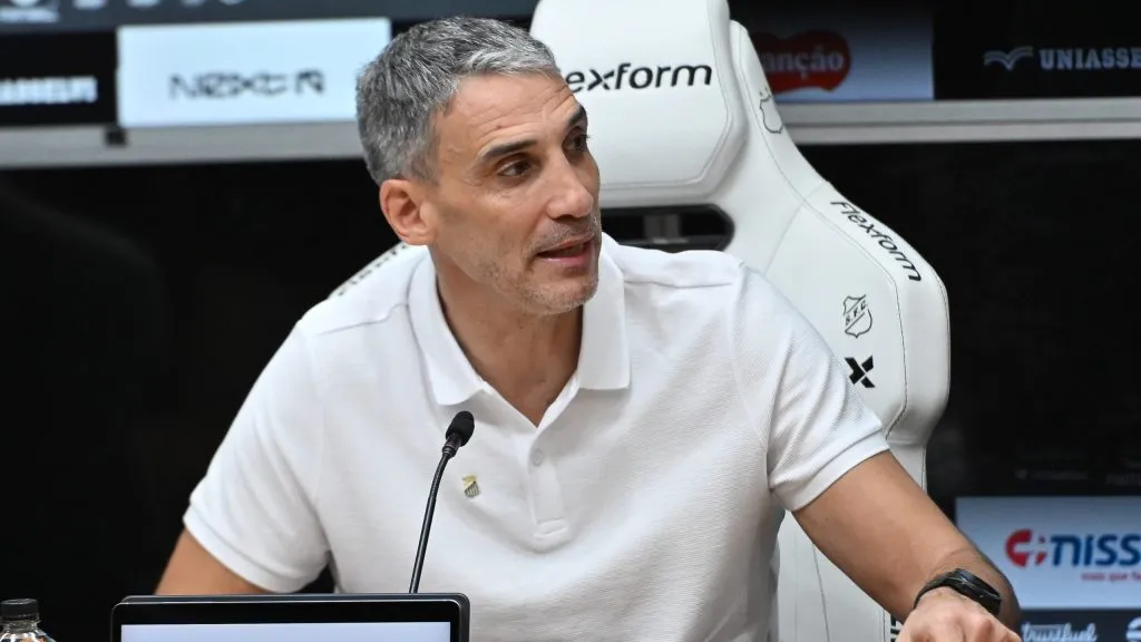 Vojvoda durante sua apresentacao oficial como tecnico do Santos em coletiva de imprensa realizada na Vila Belmiro. Foto: Jota Erre/AGIF