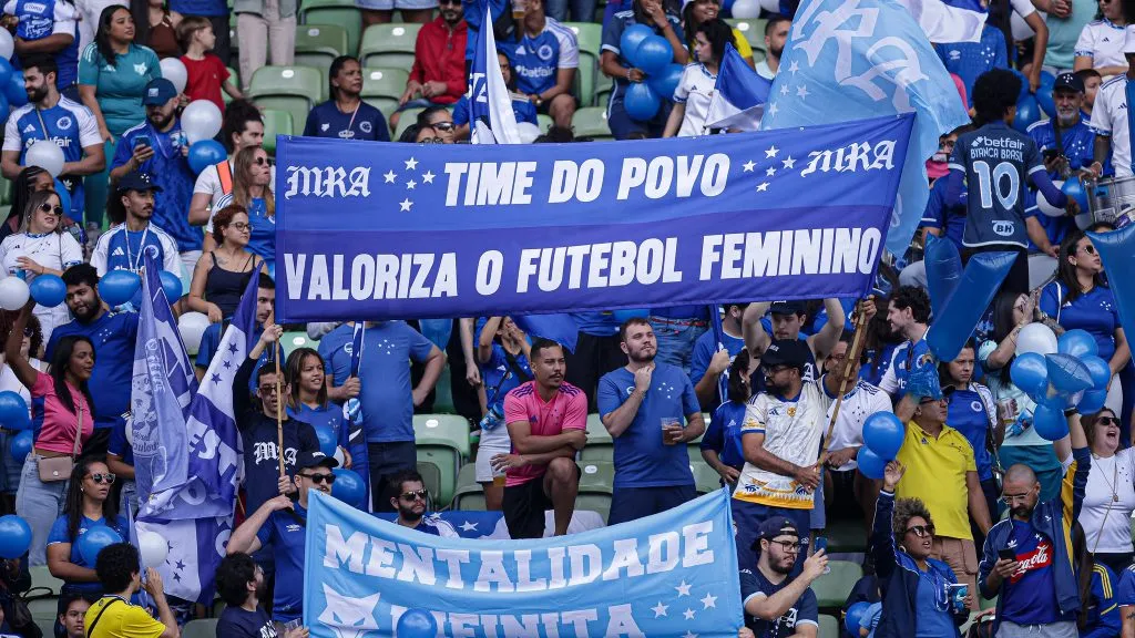 Torcida do Cruzeiro em partida do time feminino