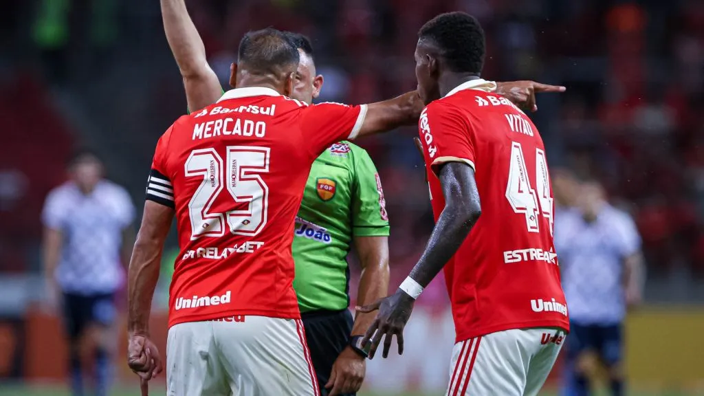 Gabriel Mercado jogador do Internacional recebe cartao amarelo do arbitro durante partida contra o Sao Jose no estadio Beira-Rio pelo campeonato Gaucho 2023. Foto: Maxi Franzoi/AGIF