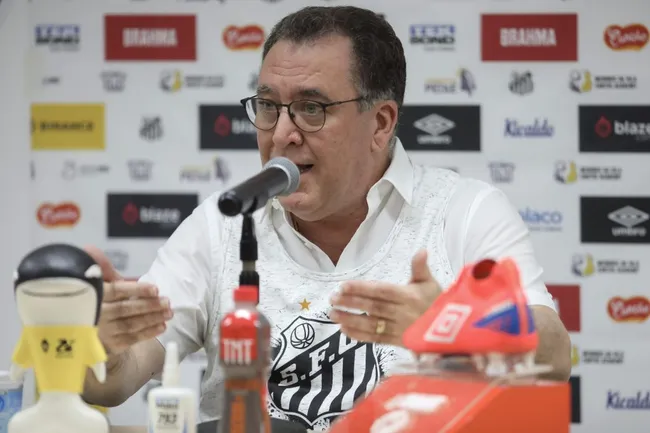 Marcelo Teixeira presidente do Santos marca reunião sigilosa sobre SAF. Foto: Reinaldo Campos/AGIF