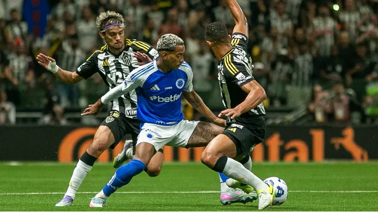 Matheus Pereira jogador do Atlético-MG durante partida contra o Cruzeiro - Foto: Fernando Moreno/AGIF