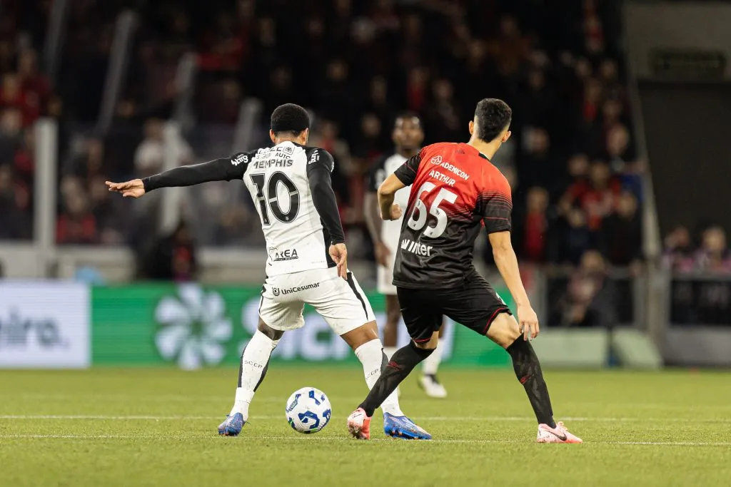 Memphis jogador do Corinthians durante partida contra o Athletico-PR – Foto: Paulo De Tarso/AGIF