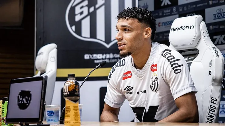 Victor Hugo foi apresentado pelo Santos. Foto: Raul Baretta/Santos FC