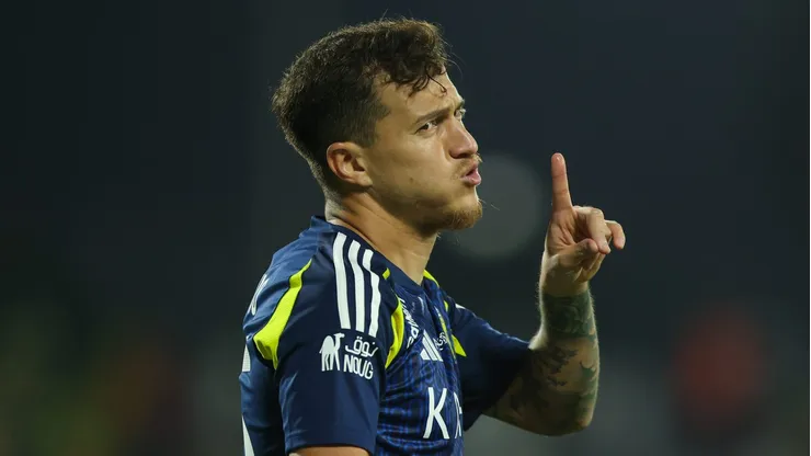 Otávio, atuando pelo Al-Nassr em partida pelo campeonato da Arábia Saudita