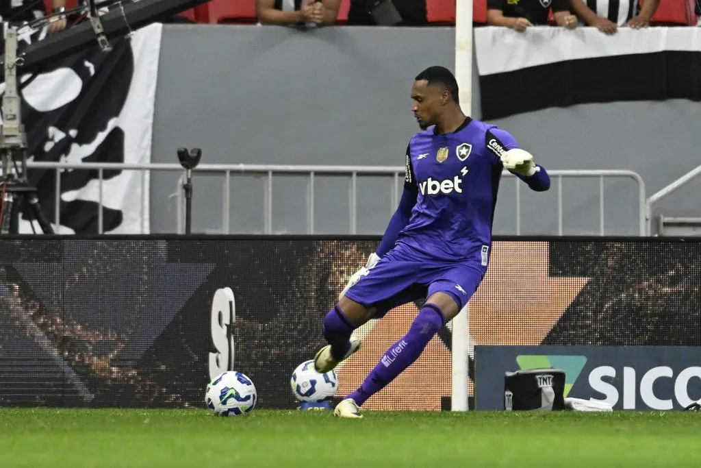 DF – BRASILIA – 12/07/2025 – BRASILEIRO A 2025, VASCO X BOTAFOGO –  John jogador do Botafogo durante partida contra o Vasco no estadio Mane Garrincha pelo campeonato Brasileiro A 2025. Foto: Mateus Bonomi/AGIF