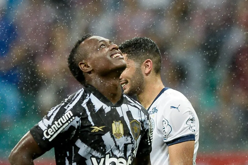 Nathan Fernandes, jogador do Botafogo, lamenta durante partida contra o Bahia no estadio Arena Fonte Nova pelo campeonato Brasileiro A 2025. Foto: Jhony Pinho/AGIF