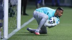 Carlos Miguel, goleiro do Palmeiras, durante aquecimento antes da partida contra o Sport no estadio Arena Allianz Parque pelo campeonato Brasileiro A 2025. Foto: Ettore Chiereguini/AGIF